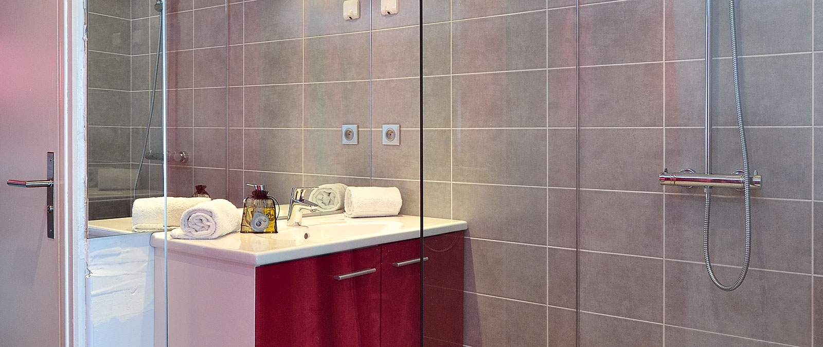 Bathroom with shower Grenadine naturist studio flat for rent