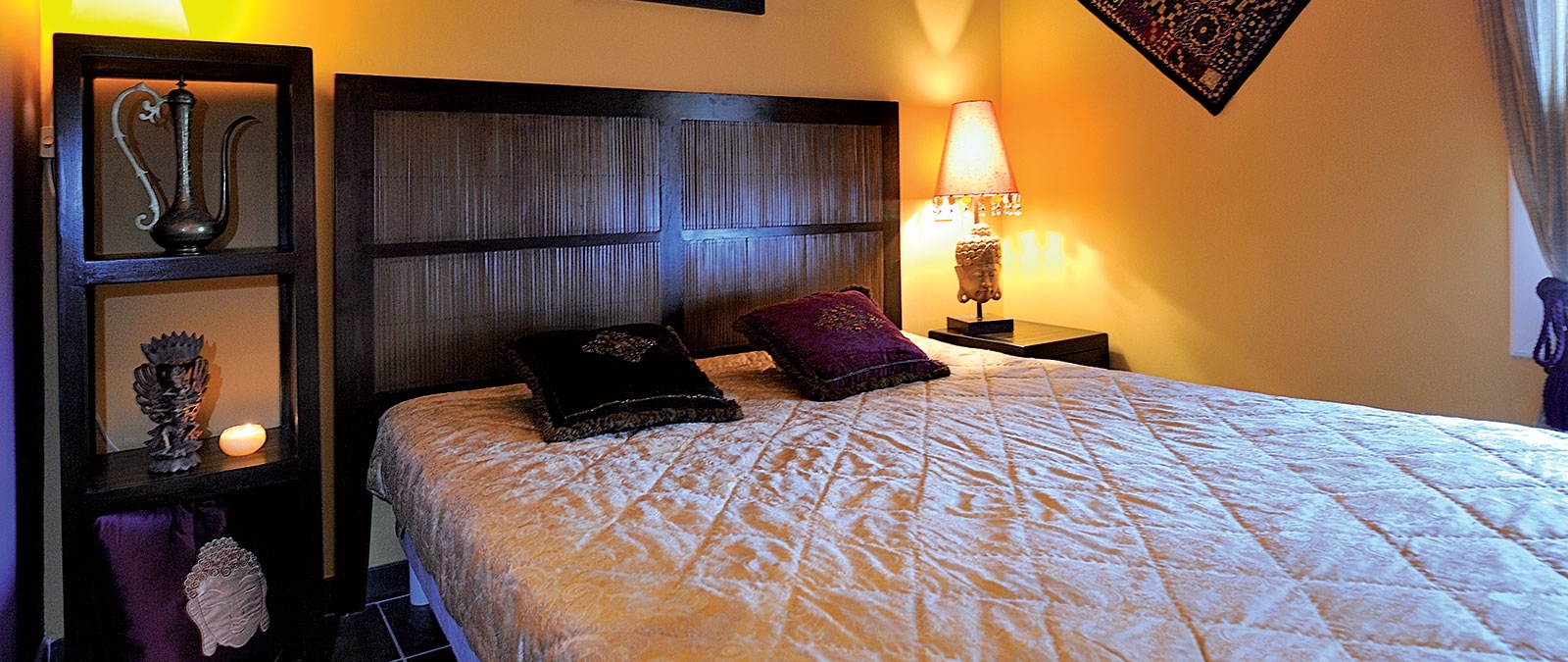 Bedroom with double bed Jaïpur naturist studio flat rental