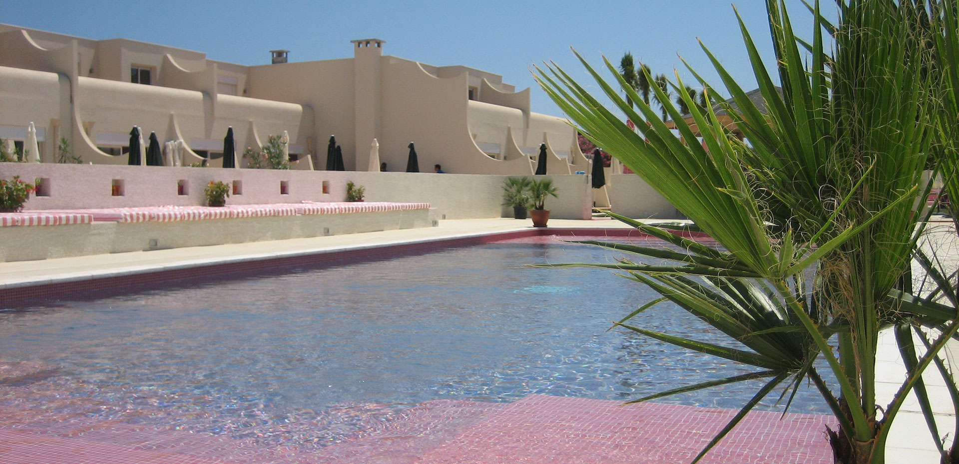 The hotel residence Le Jardin d’Eden, naturist rental in Cap d’Agde, offers a soft, soothing and intimate atmosphere