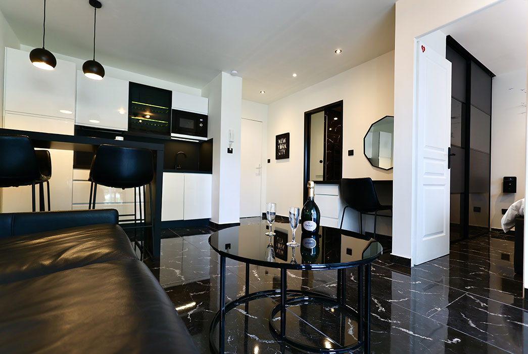 Living area and kitchen of an apartment at Jardin de Babylone, naturist property rental in Cap d’Agde