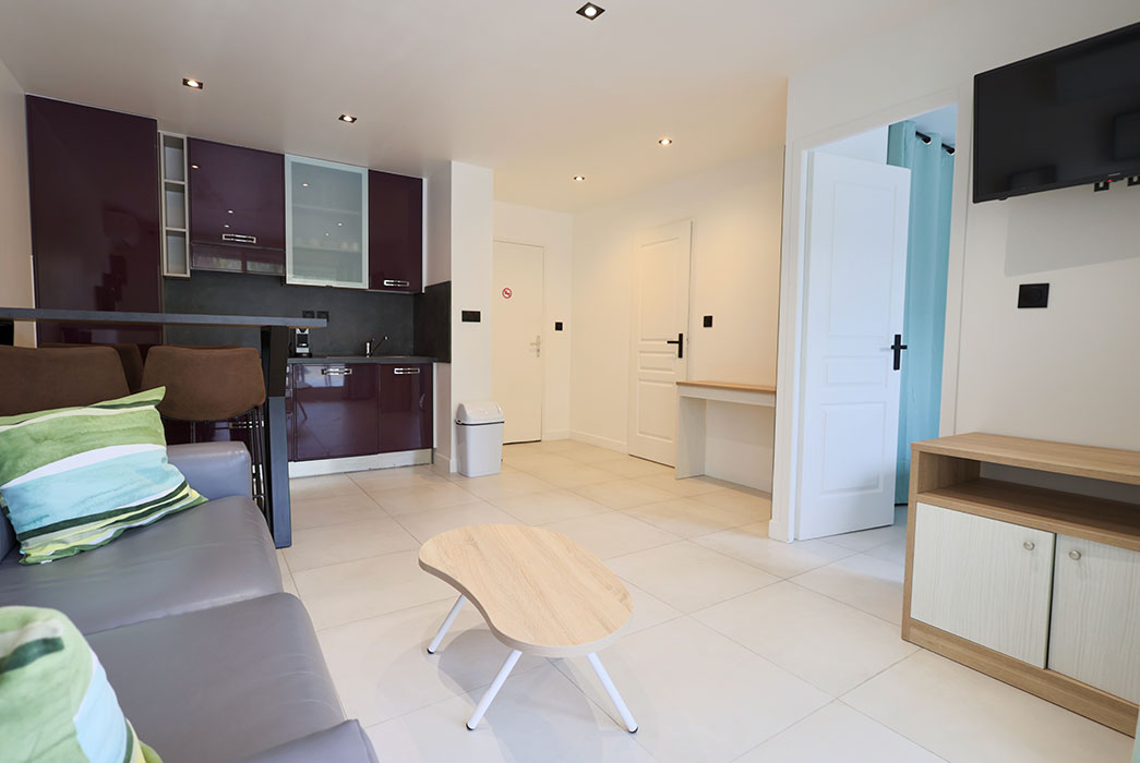 Apartment with kitchen and living area at Jardin de Babylone, seasonal naturist rental in Cap d’Agde