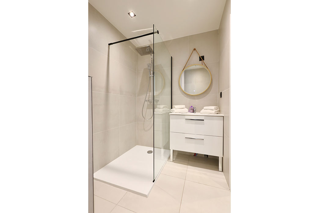 Shower room with shower in an apartment at Jardin de Babylone, naturist rental in Cap d’Agde