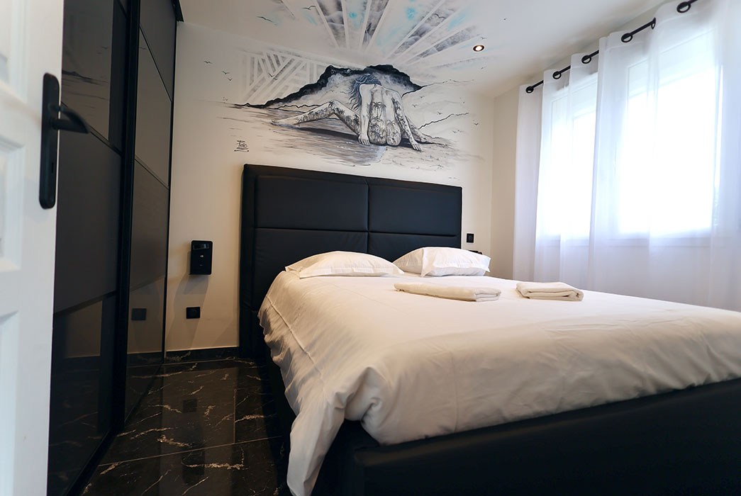 Bedroom of an apartment at Jardin de Babylone, seasonal naturist rental in Cap d’Agde