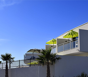 Vue extérieure façade Le Nautilia, Suite Junior Supérieure RDC, séjour libertin au Cap d’Agde