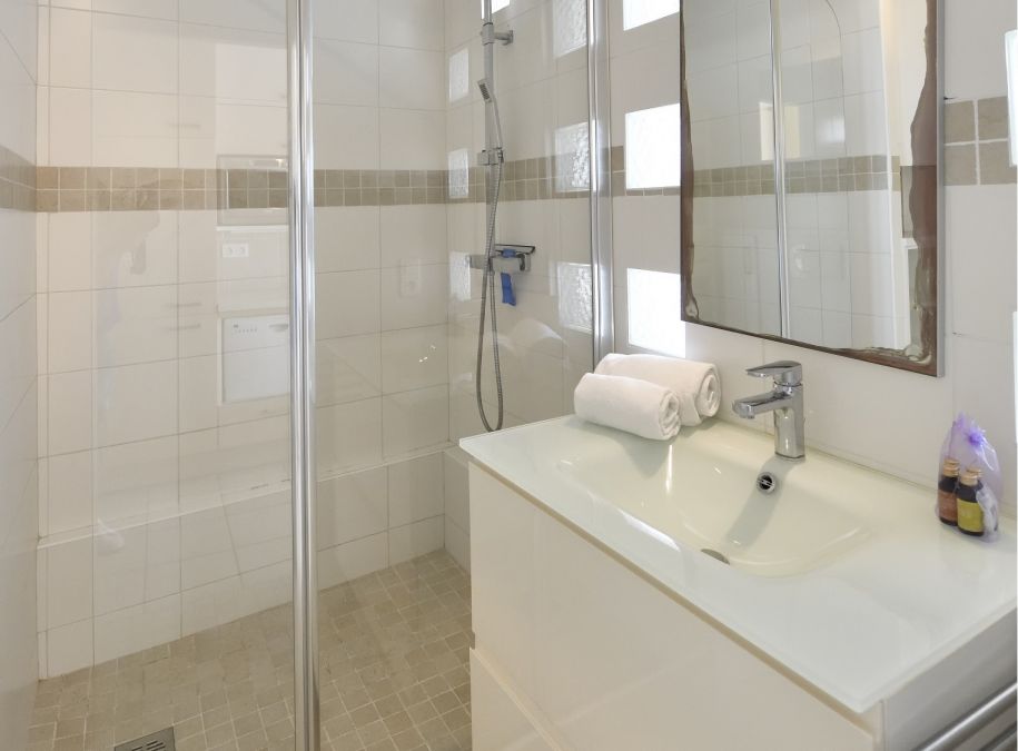 Bathroom with shower Avorio naturist studio flat
