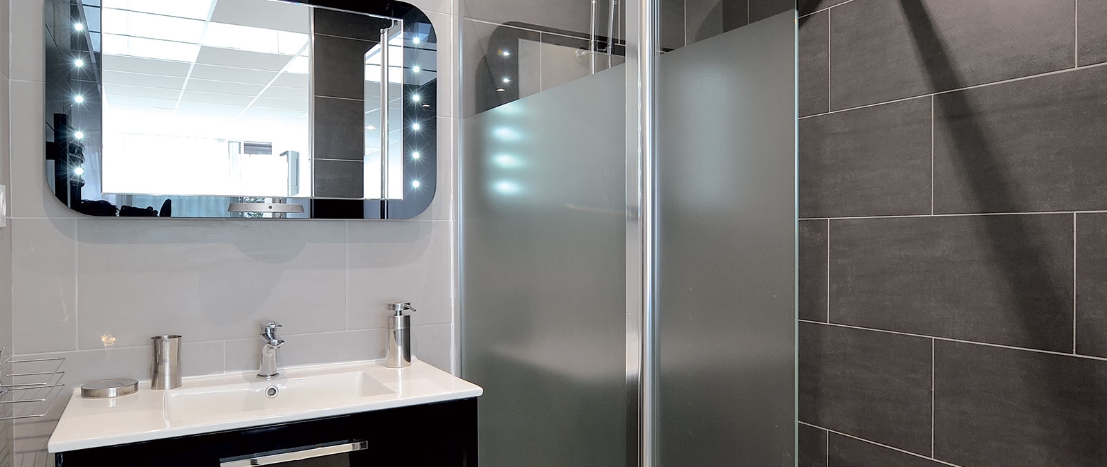 Chrome naturist studio flat for rent, bathroom with Italian-style shower