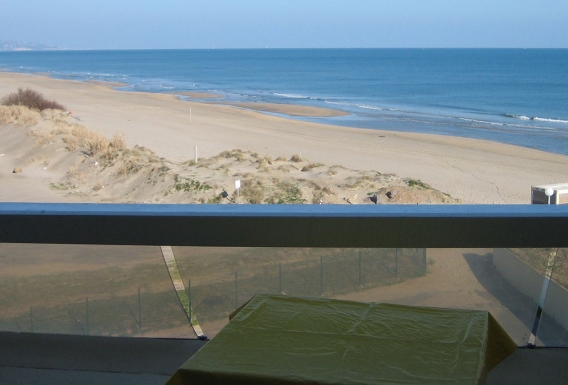 Estudio clásico naturista terraza de alquiler con vista al mar