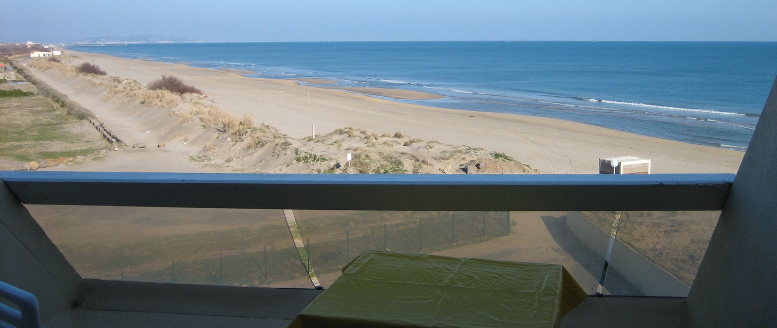 Location studio naturiste classique terrasse avec vue sur la mer