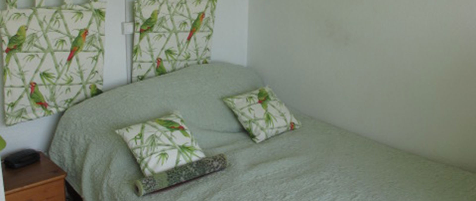 Chambre avec lit double Location studio naturiste classique