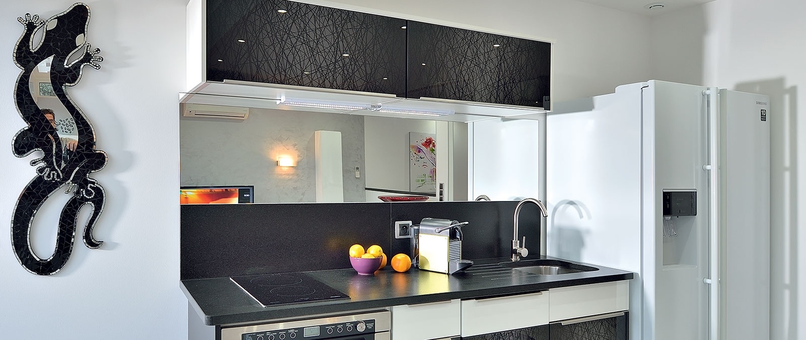 Voll ausgestattete Küche Apartmenthaus Black & White