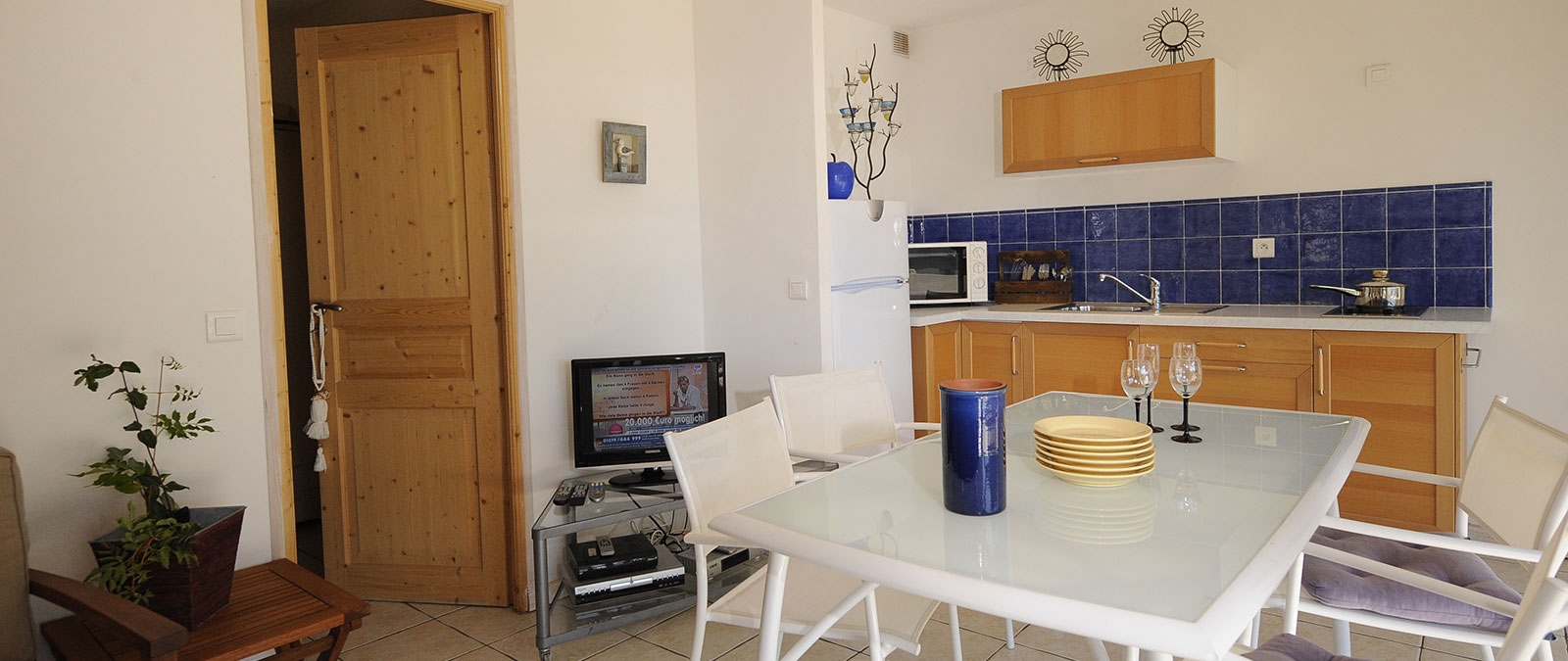 Voll ausgestattete Küche Apartmenthaus Écume FKK-Mietwohnung