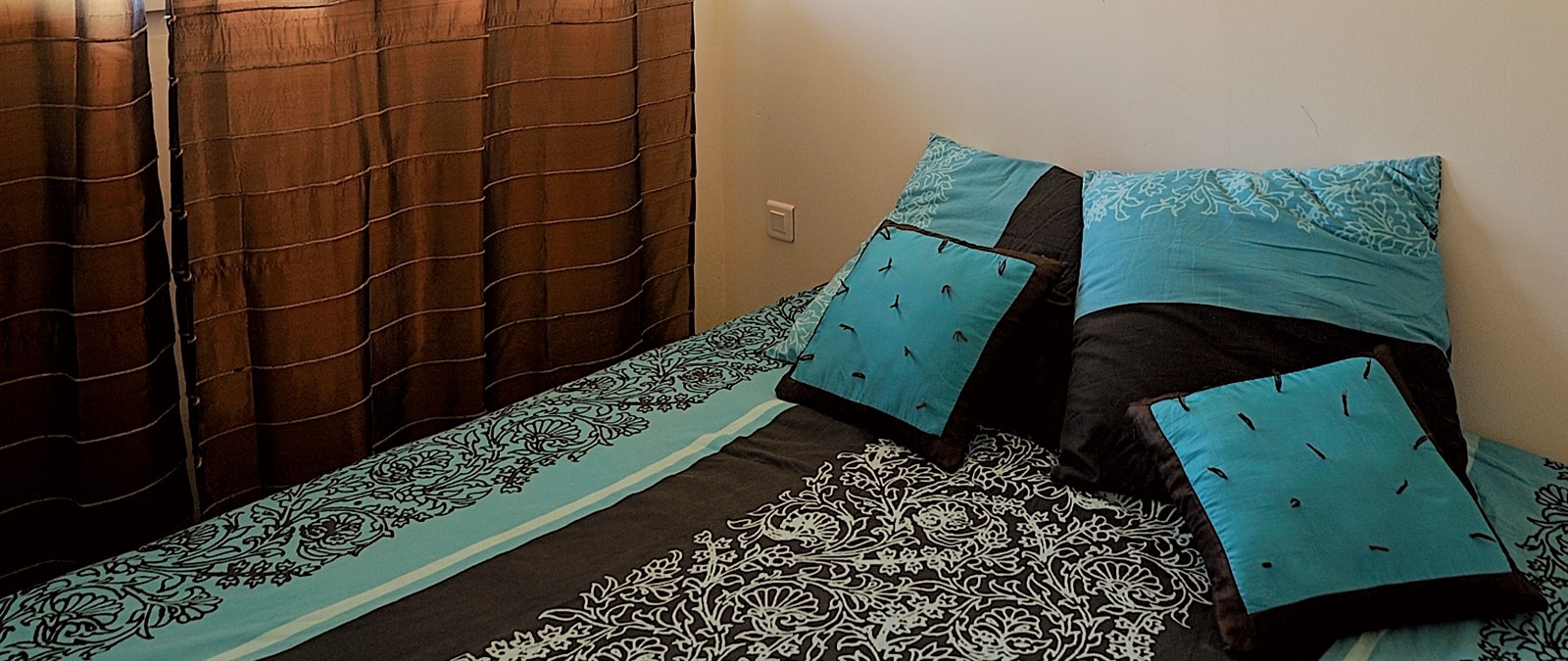 Schlafzimmer mit Doppelbett Mietwohnung FKK-Unterkunft Cherry