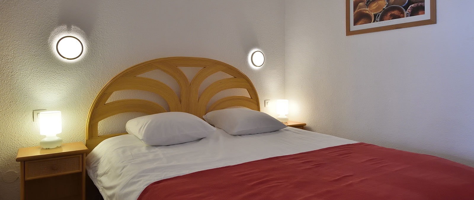 Schlaf-Ecke mit 160-cm-Bett Mietwohnung FKK-Apartment Lounge