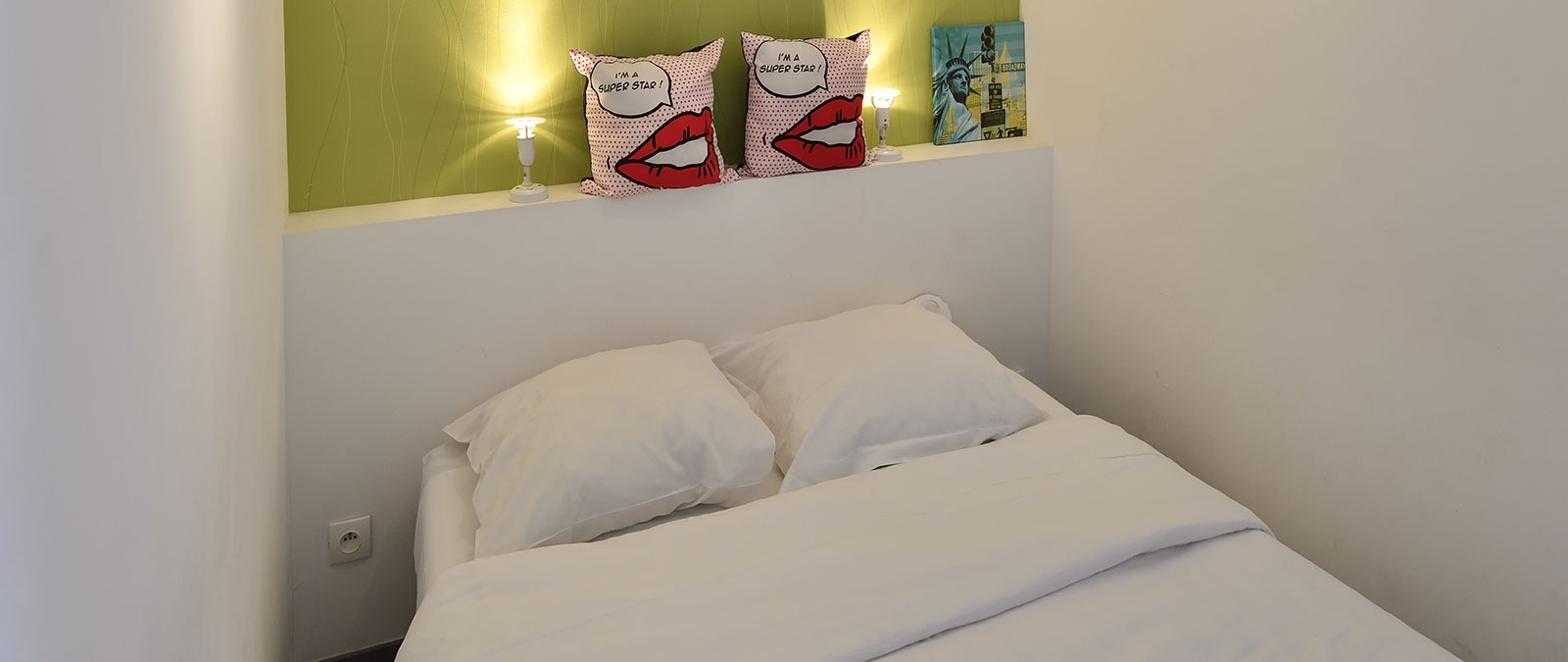 Sleeping area with double bed Maloa studio flat for libertine couple