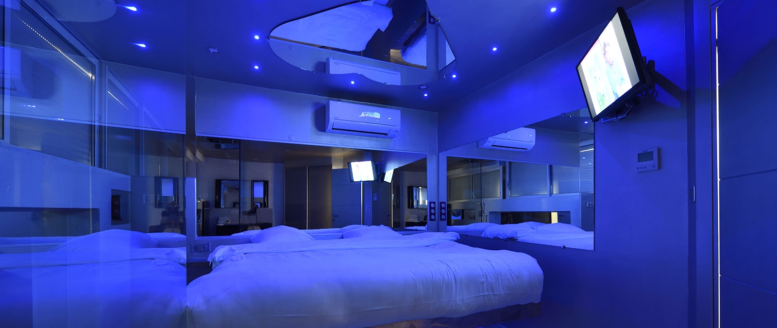 Schlafzimmer mit Doppelbett Swinger-Mietwohnung Apartment Petit Prince