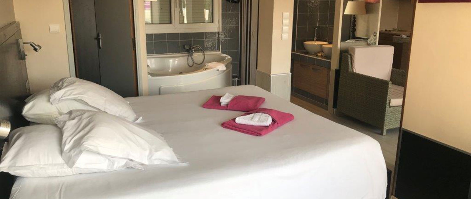 Room with Jacuzzi in a naturist suite for rent