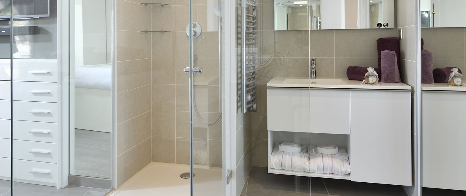 Duschbereich mit italienischer Dusche Premium-Junior-Suite im Erdg.